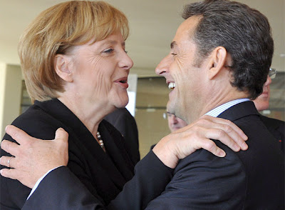 A Merkel, Canciller de Alemania, no le gusta que la toque Sarkozy, Presidente de Francia