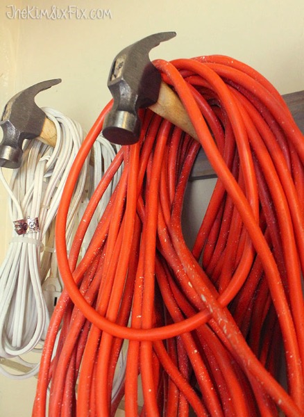 Claw hammer for hanging cords