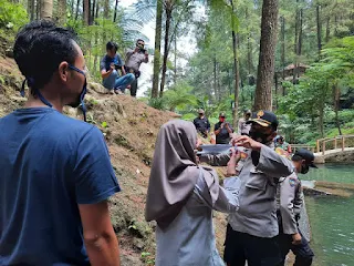 Waka Polres Majalengka Bagikan Masker  Di  Obyek Wisata Curug Cipeutey