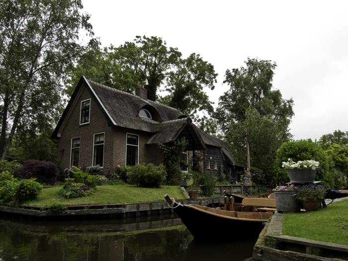 Can you imagine a village with no roads? There is such a place in the Netherlands called Giethoorn (pronounced 'geethorn'). There are no roads and cars have to remain outside the village. The only access to the stunningly lovely houses in Giethoorn is by water, or on foot over tiny individual wooden bridges.