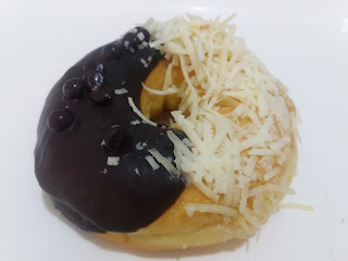 donat coklat keju, donat isi coklat keju, donat isi coklat keju lumer, donat topping coklat keju,donat topping  