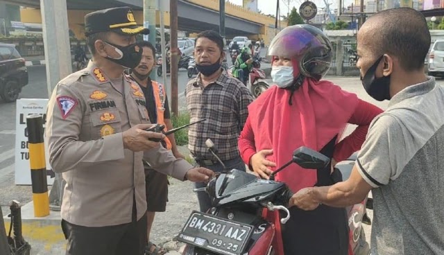 Kesigapan Petugas Polisi Saat Tugas Penyekatan PPKM, Bantu Ibu Hamil Yang Mau Melahirkan di Jalan