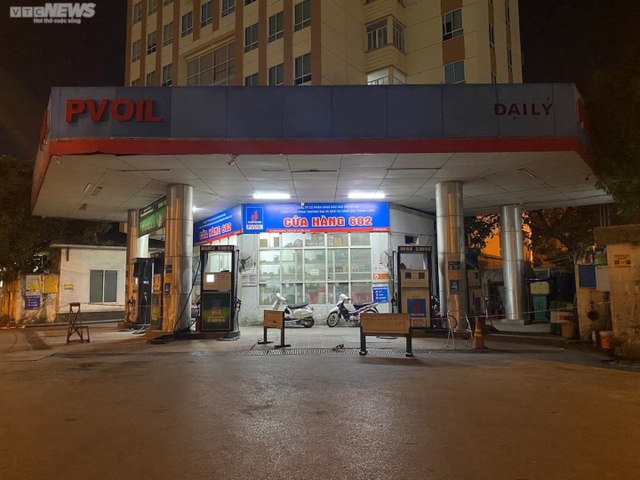 Sát ngày điều chỉnh giá, nhiều cây xăng ở Hà Nội cắm biển báo hết xăng - Ảnh 1.