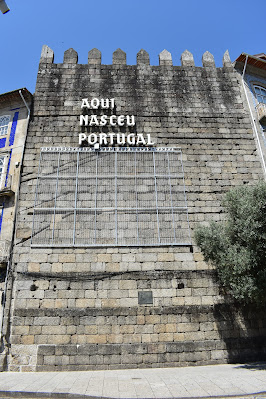 Placa Aqui Nasceu Portugal em Guimarães no Largo do Toural