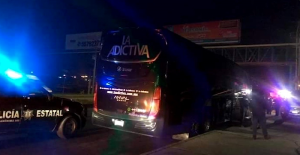 Tras amenazas a cantantes, hombres armados balean autobús de La Adictiva en feria de Metepec