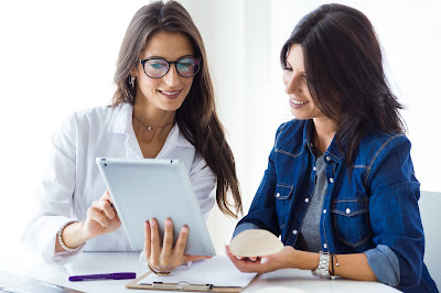 Doctora con una paciente