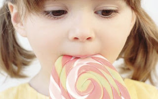 Trẻ em thường rất ưa thích ăn bánh kẹo ngọt