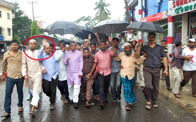 খুনের আসামি-অস্ত্রধারীরা প্রার্থীদের সঙ্গে by মঞ্জুর আহমদ