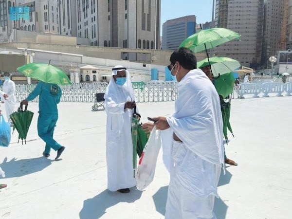 Kepresidenan Bagikan Payung di Masjidil Haram, Bangkitkan Semangat Jamaah