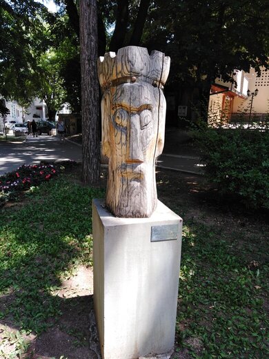drvena statua župan park sokobanja