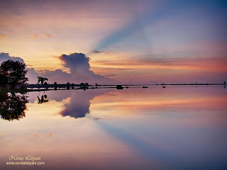 reflejos-del-cielo-sobre-unas-aguas-en-calma