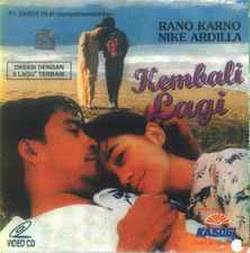  pada tag lagunya tertulis penyanyinya Rano Karno dan Nike Ardilla Rano Karno  Rano Karno  Nike Ardilla – Kembali Lagi ( Ost Kembali Lagi / 1993 )