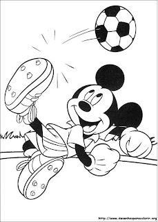 desenho Mickey jogando futebol