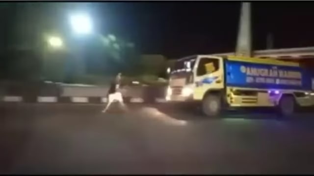 Viral, Pengendara Truk Tabrak Pemalak yang Menghadang di Tengah Jalan