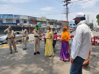 कोरोना योद्धाओं को छाछ पिलाकर शासन के खिलाफ विरोध प्रदर्शन