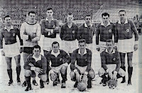 GRONINGEN G. V. A. V - Groningen, Holanda - Temporada 1964-65 - K. Buist, T. Van Leeuwen, H. Zoetendal, M. Koeman, P. Fransen, F. Petterson y B. Van der Hoeven; H. Weering, H. Alma, K. Nuninga y D. Bosschieter - 14º clasificado en la Eredivisie holandesa