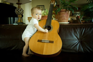 Gambar bayi lucu memegang gitar wallpaper