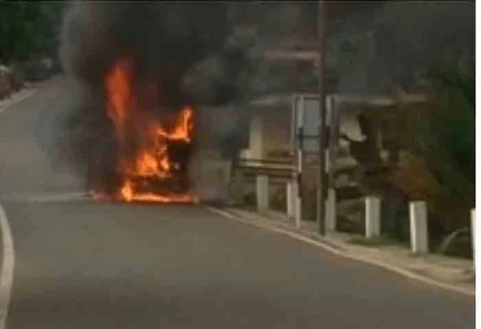 News,Kerala,State,Pathanamthitta,Fire,Vehicles,Road,Transport,Travel,Local-News, Pathanamthitta: Running Tipper lorry caught fire in Adoor