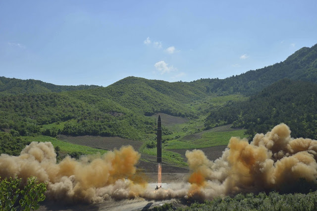 Como resposta ao lançamento de um míssil intercontinental por parte da Coreia do Norte, Estados Unidos e Coreia do Sul fizeram testes conjuntos com lançamentos de mísseis balísticos no mar do Japão nesta quarta-feira (05/07).
De acordo com as informações divulgadas por militares norte-americanos, o exercício foi determinado por ordem direta do presidente Donald Trump e foram usados mísseis de precisão desenvolvidos pelos dois países.