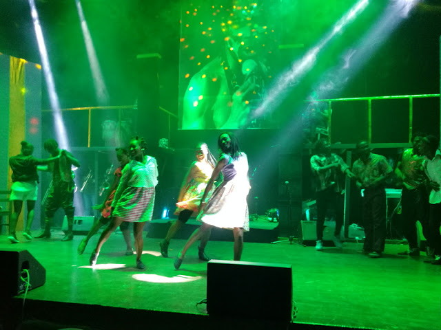 Fela's girls dancing
