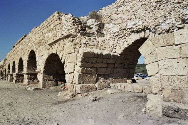 Акведуки в Кесарии Израиль