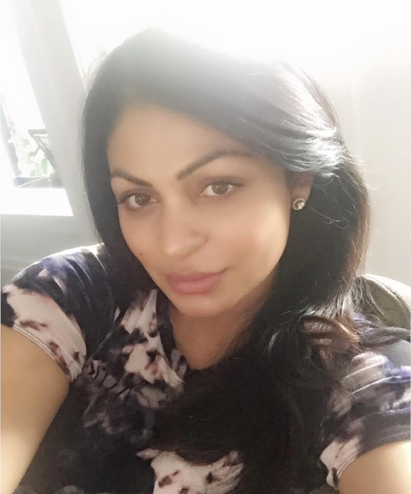 Punjabi Actress Neeru Bajwa take selfie Photo, HD Wallpapers