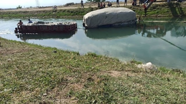 TARSUS’TA TARIM İŞÇİLERİNİ TAŞIYAN TRAKTÖR KANALA UÇTU