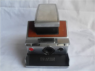 Kamera Polaroid tampak depan