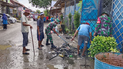 Wujudkan Lingkungan Yang Sehat, Babinsa dan Staf Kelurahan Rappang Bersama Babinsa Ajak Warga Bersihkan Parit