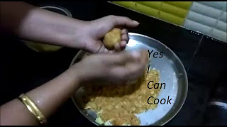  make small round spheres of mashed potatoes to make Aloo Bonda as shown.