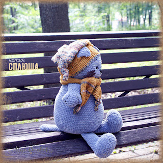 вязаный крючком кот в шапке и шарфе из плюшевой пряжи crocheted cat in a hat and scarf made of plush yarn chat au crochet dans un chapeau et une écharpe en fil de peluche Gato de crochê em chapéu e lenço de fio de pelúcia
