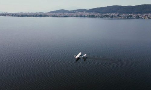 Μετά από πρωτοβουλία της Ελληνικής Ένωσης φίλων του Υδροπλάνου που εκπροσωπεί έναν μη κερδοσκοπικό οργανισμό και έχει συσταθεί για να προωθήσει την χρησιμότητα των υδροπλάνων στην χώρα μας, προσνηώθηκε στην λίμνη Παμβώτιδα ένα ιδιωτικό υπερελαφρύ υδροπλάνο.