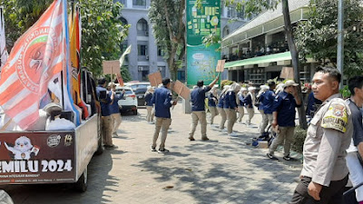 Bhabinkamtibmas Dinoyo Laksanakan Monitoring dan Pengamanan Kirab KPU Kota Malang