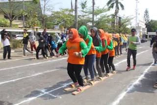 E satu.com (Indr)-Bupati Indramayu Hj. Anna Sophanah bersama dengan Aparatur Sipil Negara (ASN)  di lingkungan Pemkab Indramayu menggalakan olahraga tradisional yang rutin dilaksanakan di Alun-Alun Indramayu,  Jum'at (02/11/2018).  Pada kesempatan itu, Bupati Indramayu bersama dengan para kepala dinas melakukan eksebisi perlombaan tarik  tambang bersama dengan ASN Diskominfo. Dan para kepala dinas melakukan eksebisi bersama dengan para kepala bidang dan sekretaris dari masing-masing SKPD.