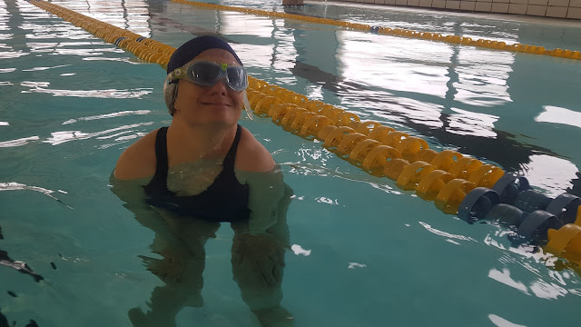 Chica nadando en la piscina