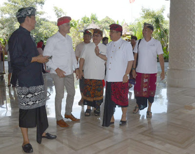 Wagub Cok Ace Sidak Penggunaan Busana Adat dan Aksara Bali