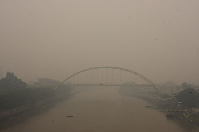 <img src="Kota Pekanbaru.jpg" alt=" BERITA FOTO;Kota Pekanbaru,dulu dan kini saat diselimuti kabut asap">