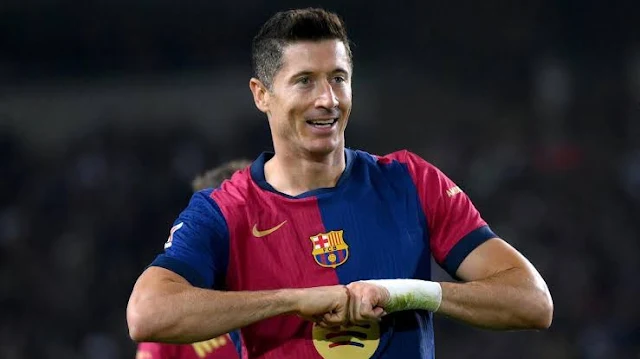 L'arrivée de Robert Lewandowski au FC Barcelone en 2022 a marqué un tournant majeur pour le club catalan. Le transfert du buteur polonais, un des meilleurs attaquants de sa génération, a été rendu possible grâce à un investissement conséquent et à une stratégie de recrutement ambitieuse. Le contrat de Lewandowski, initialement signé pour quatre saisons jusqu'en 2026, comporte une clause particulière : une prolongation automatique jusqu'en 2027 si le joueur participe à au moins 50% des matchs de la saison. Cette clause témoigne de la confiance du Barça envers son attaquant vedette et de sa volonté de le conserver à long terme. Elle assure également une certaine stabilité à l'équipe, notamment en période de transition. Un renfort de poids  Le choix de Lewandowski s'est avéré payant dès sa première saison. L'ancien joueur du Bayern Munich s'est rapidement adapté à son nouvel environnement et a enchaîné les performances de haut niveau. Son sens du but, sa vision du jeu et son expérience ont été des atouts précieux pour le Barça. Un investissement stratégique  Le transfert de Lewandowski a coûté au Barça une somme importante, mais il s'agit d'un investissement sur le long terme. Le club catalan a ainsi acquis l'un des meilleurs buteurs de sa génération, capable de faire la différence dans les grands matchs. La prolongation automatique du contrat de Lewandowski est une excellente nouvelle pour le Barça. Elle garantit la présence d'un joueur clé dans l'effectif et permet au club de construire un projet sportif ambitieux autour de lui. Le transfert de Robert Lewandowski au FC Barcelone s'est avéré être une réussite. L'attaquant polonais a rapidement conquis le cœur des supporters et est devenu une pièce maîtresse de l'équipe. La décision de prolonger automatiquement son contrat est une preuve de la confiance que le club place en lui. Reste à savoir si Lewandowski sera en mesure de confirmer son statut de légende du Barça dans les années à venir.