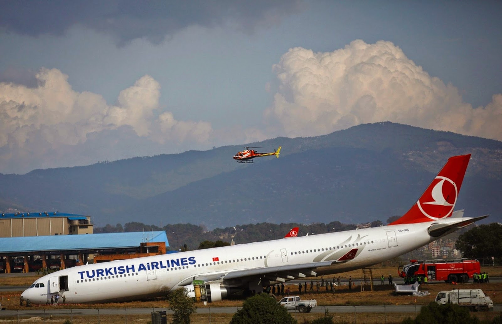 Gambar Pesawat Turkish Airline Terbabas Ketika Mendarat 