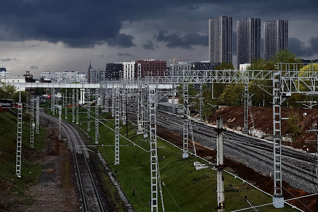 вид с Шереметьевского путепровода, пути Рижского направления Московской железной дороги, строящийся многофункциональный комплекс «Савёловский Сити»