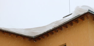 Overhanging cornice and bending gutters