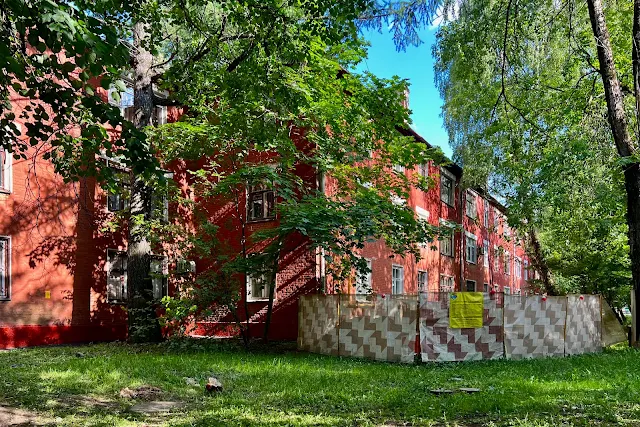 улица Говорова, дворы, жилой дом 1933 года постройки – часть архитектурного комплекса бывшего рабочего поселка «Большая Сетунь» для рабочих предприятия «Всесоюзный институт лёгких сплавов»