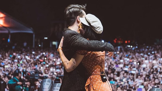 Halsey e Panic! at the Disco se apresentam juntos em festival