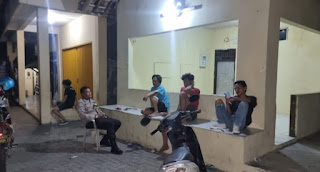 Cegah Tindak Kejahatan, Bhabinkamtibmas Polsek Ciwandan Polres Cilegon Pantau Pelaksanaan Ronda Siskamling