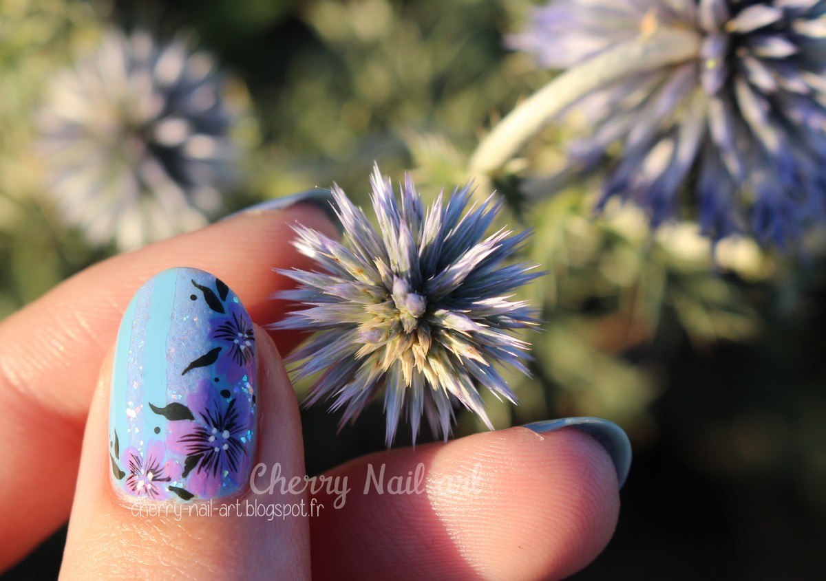 nail art petites fleurs et lignes phosphorescentes