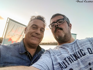 Dani Castro y Paco Lodeiro al final de la emisión del programa de la televisión de Galicia “Adiviña quen ven” emitido desde Pontedeume durante as peras