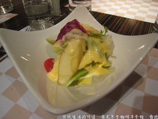 日光寒舍咖啡洋食館，沙拉－健康蔬果優格生菜沙拉。沙拉要好吃重點在蔬菜的要新鮮，冰鎮過的生菜會有爽脆的口感