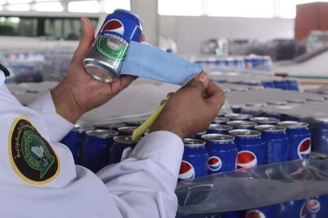 Pihak kepolisian cukai Saudi menemukan sejumlah besar Miras yang dibungkus minuman ringan "Pepsi".