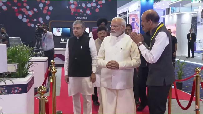 PM Narendra Modi viewing 5G use cases at Vi Booth at IMC 2022