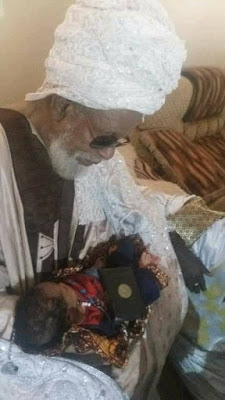 Masya Allah, Keajaiban Terjadi Lagi, Seorang Bayi Di Bauchi Lahir Dengan Al-Quran Dan Manik-Manik Doa Ditangannya